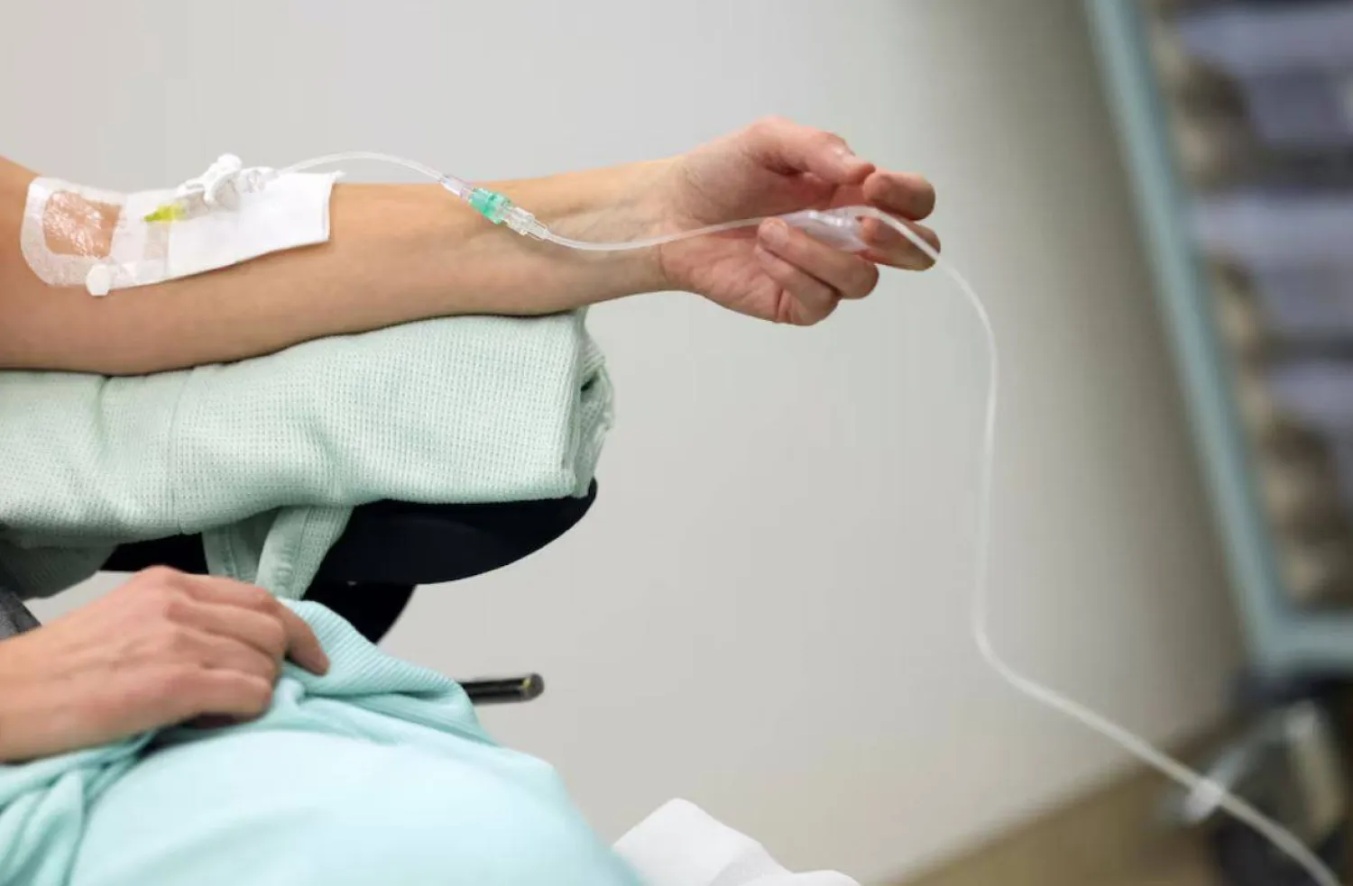 مريضة سرطان تتلقى حقنة علاجية (أرشيفية - رويترز)