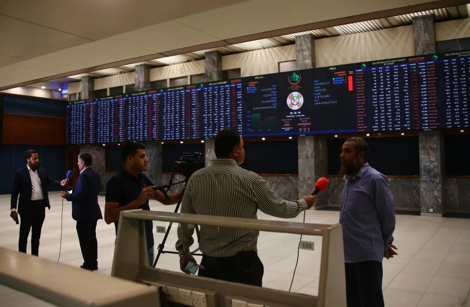 متداولون يراقبون أسعار الأسهم في بورصة باكستان في كراتشي (إ.ب.أ)