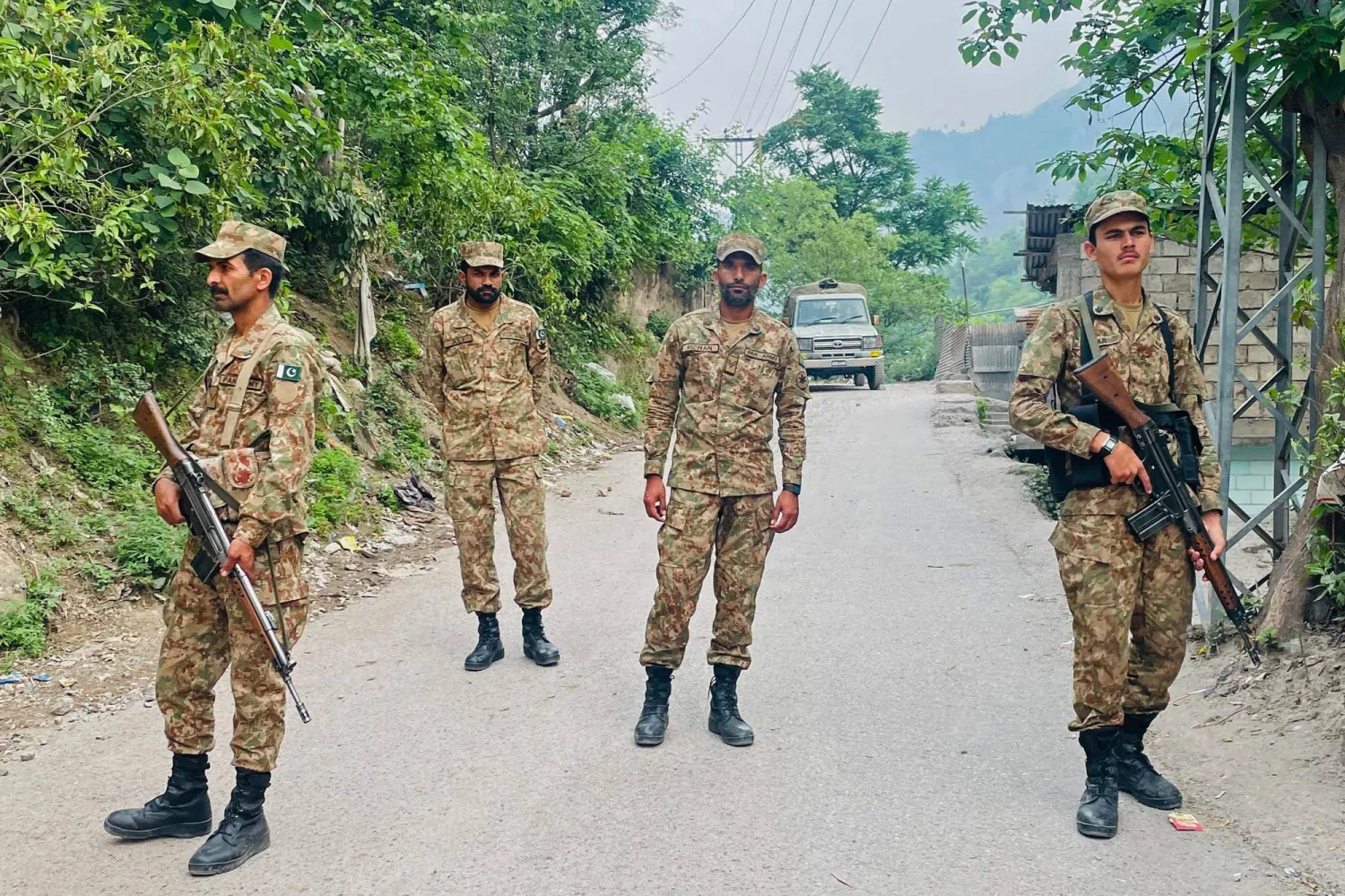 يقف جنود حراسة قرب موقع مسجد مُدمر بعد يوم من الغارات الهندية في مظفر آباد عاصمة الشطر الباكستاني من كشمير (أ.ف.ب)