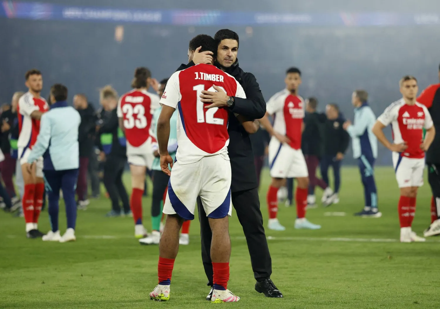 أرتيتا وتيمبر عقب الهزيمة أمام باريس سان جيرمان (رويترز)