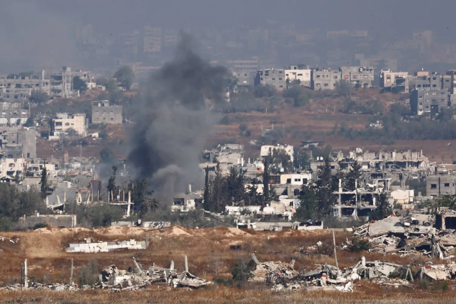الدخان يتصاعد من غزة عقب انفجار (رويترز)