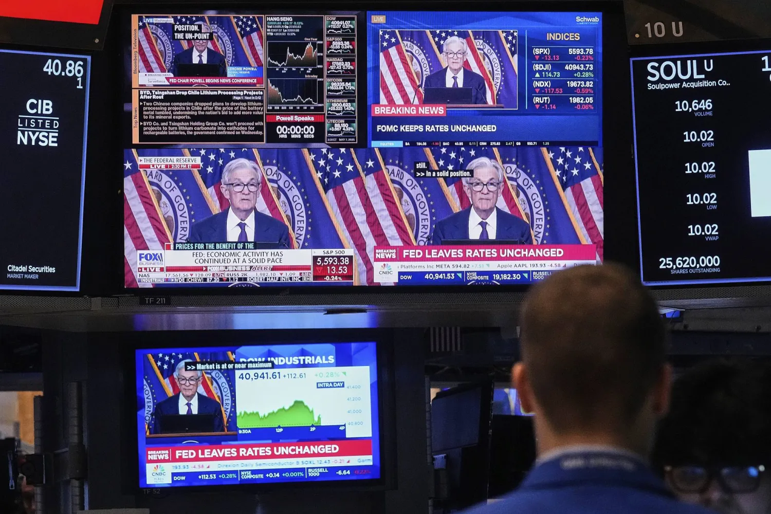 شاشات تعرض المؤتمر الصحافي لرئيس الاحتياطي الفيدرالي جيروم باول في بورصة نيويورك (أ.ب)