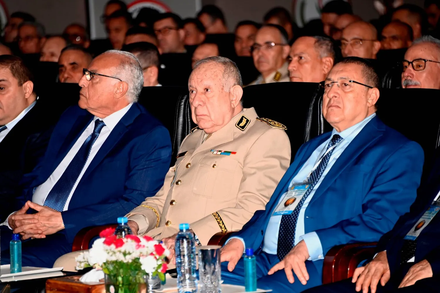 قائد الجيش الجزائري  مع وزيري الداخلية (يمين) والخارجية في مؤتمر حول الإرهاب (وزارة الدفاع)
