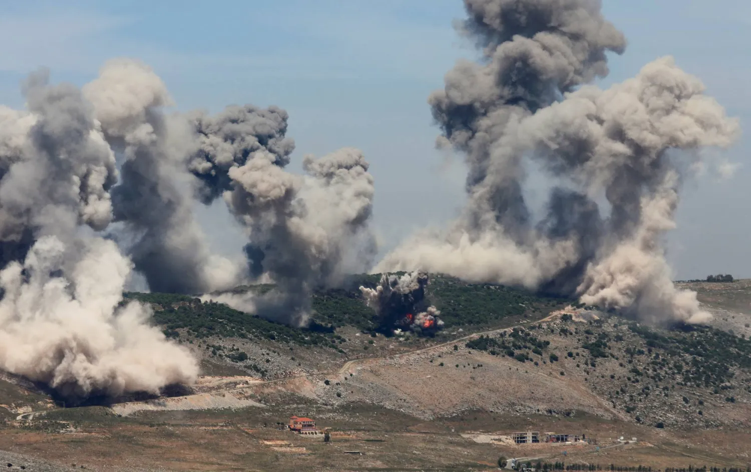 تصاعد دخان جرّاء الغارات الإسرائيلية على النبطية اليوم (رويترز)