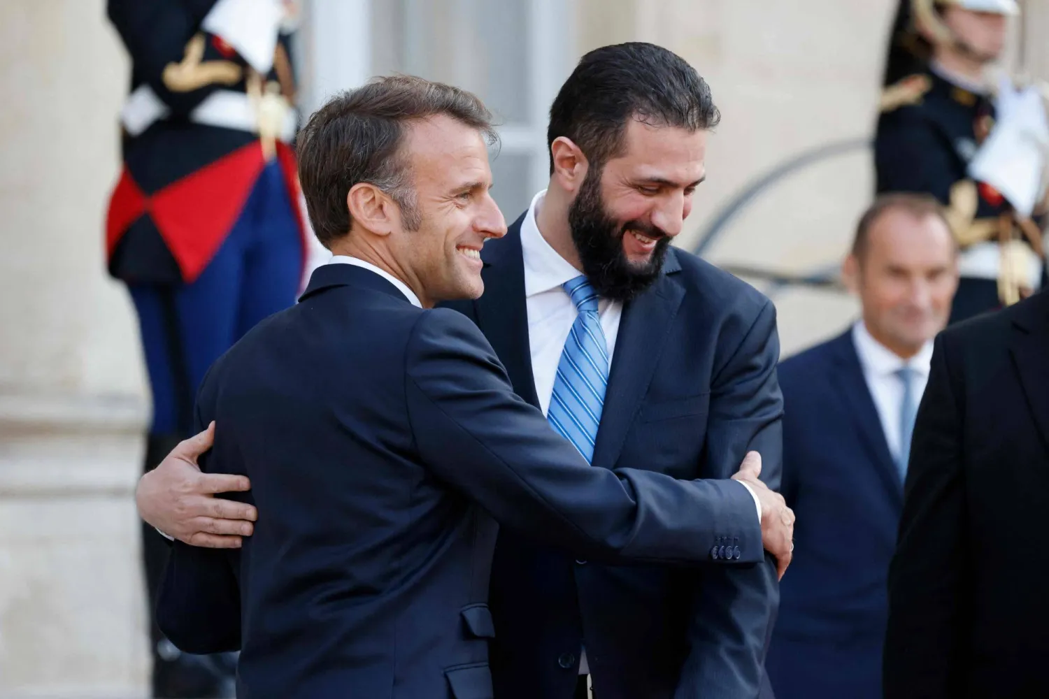 الرئيس الفرنسي إيمانويل ماكرون والرئيس السوري أحمد الشرع يتصافحان بحرارة بعد انتهاء مؤتمرهما الصحافي المشترك عصر الأربعاء في قصر الإليزيه (أ.ف.ب)