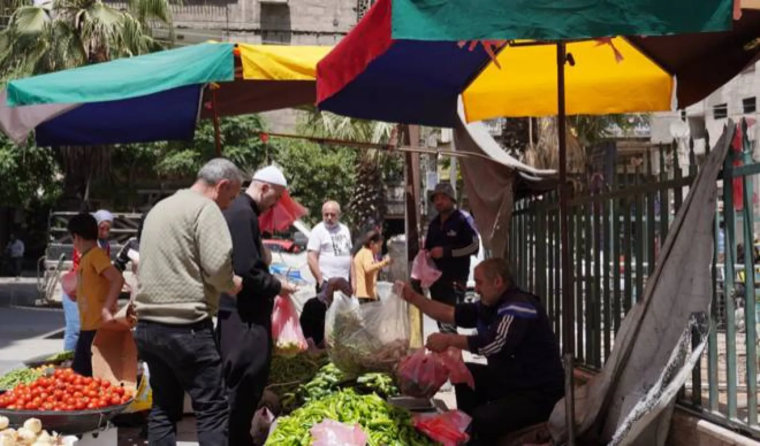 مشترون داخل سوق بمدينة جرمانا وجانب يظهر استقرار الأوضاع فيها وعودة الحياة إلى طبيعتها بالتزامن مع انتشار قوات الأمن العام يوم 3 مايو الحالي (سانا)