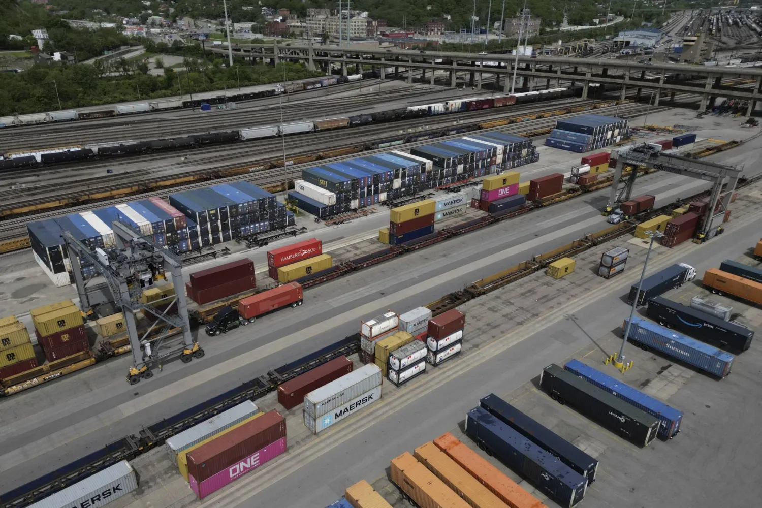 حاويات شحن (أ.ب)