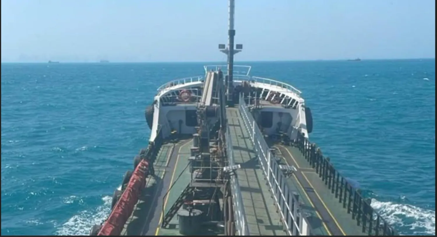 صورة من حساب القبطان المصري على «فيسبوك» قال إنها للسفينة خلال إبحارها لميناء الشارقة بالإمارات