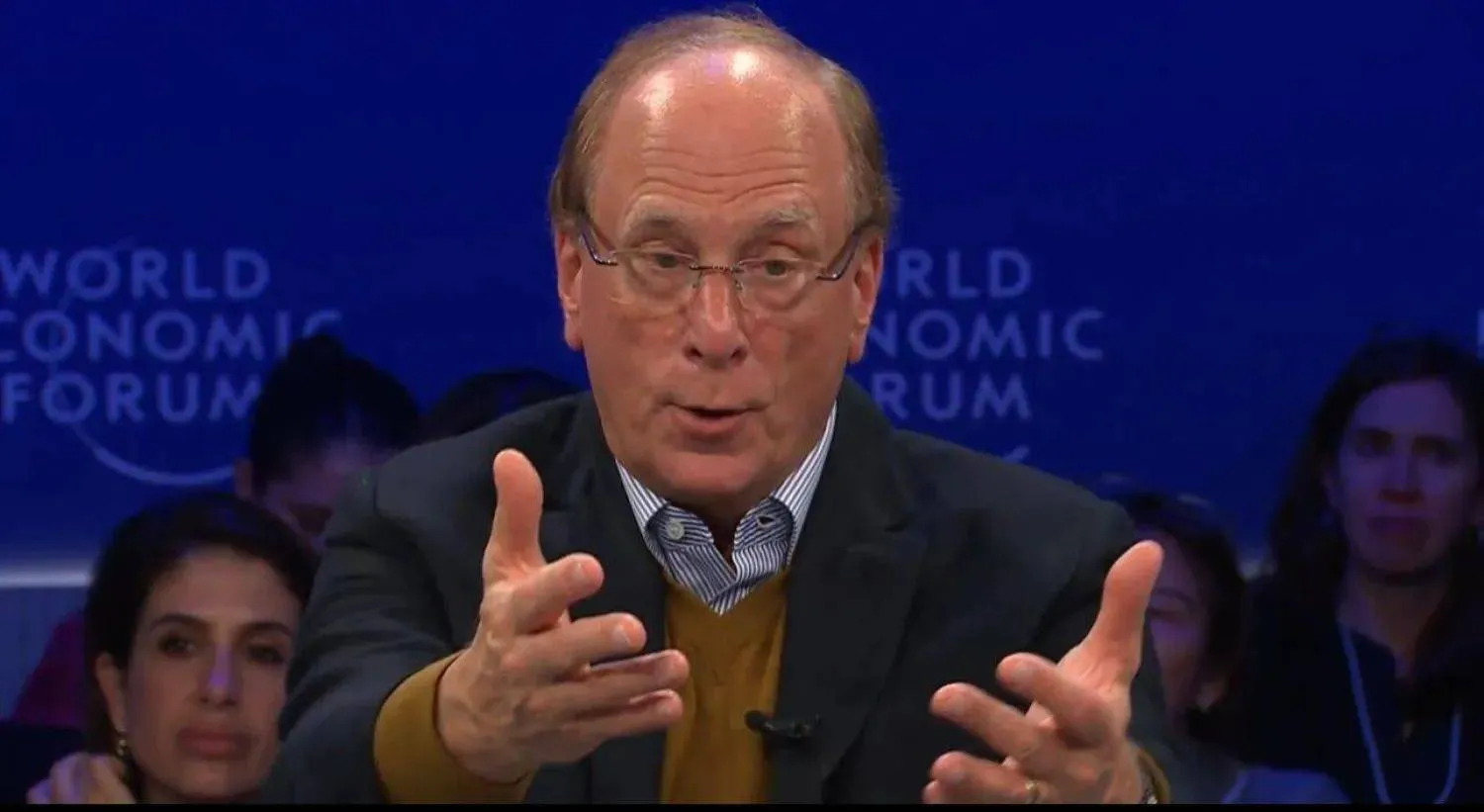 لاري فينك متحدثاً للحضور في مبادرة مستقبل الاستثمار بالرياض (الشرق الأوسط)