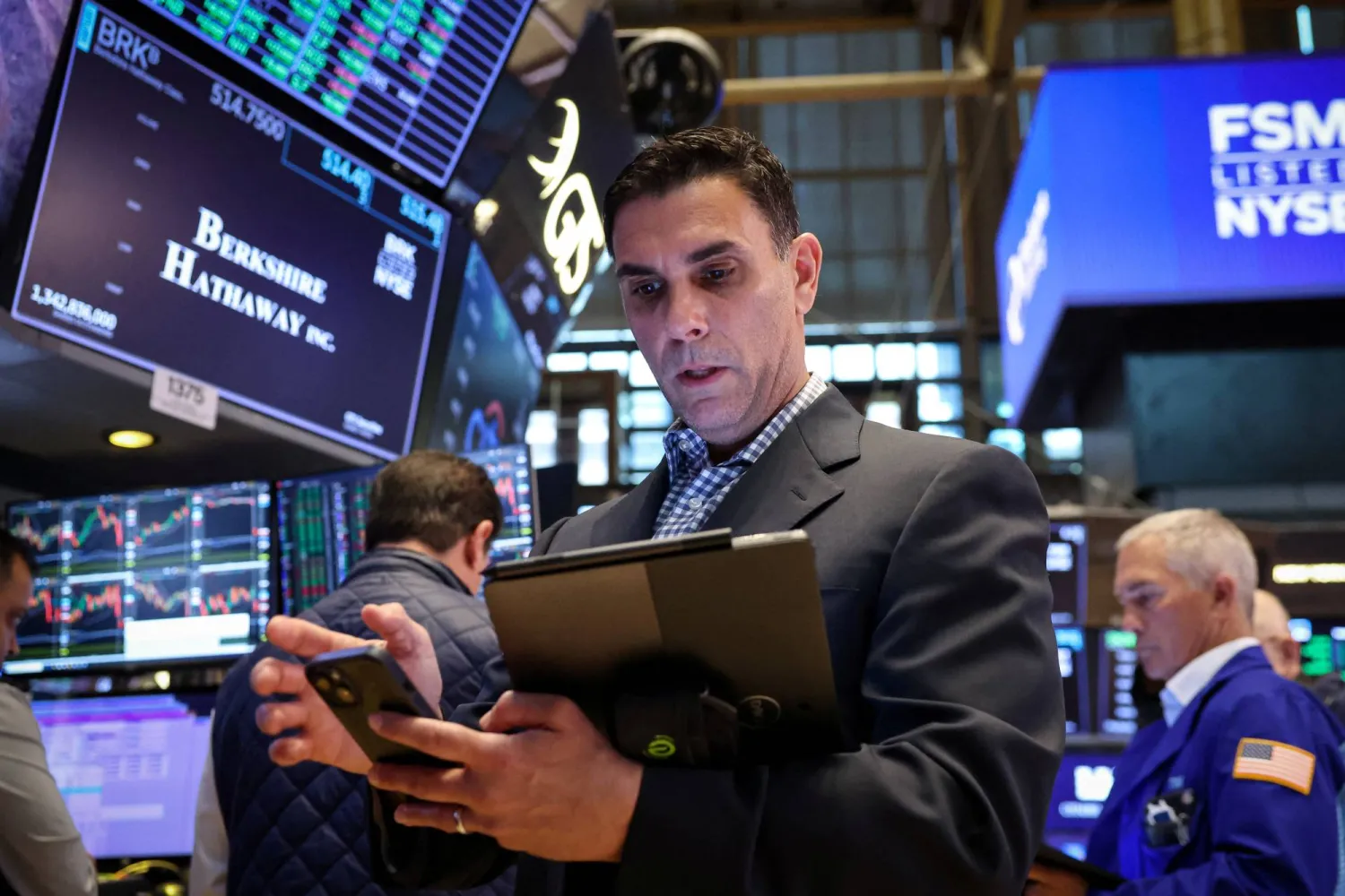 متداول يعمل في بورصة نيويورك (رويترز)