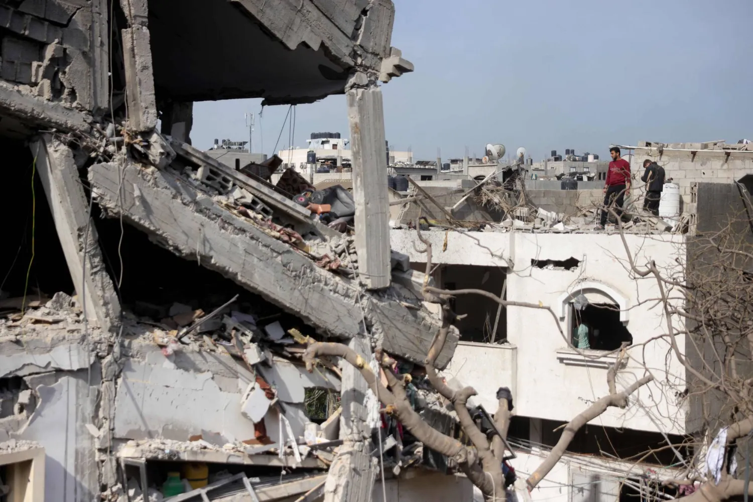 فلسطينيون يتفقدون الأضرار بعد قصف على جباليا جنوب غربي قطاع غزة منتصف الشهر الماضي (أ.ف.ب)