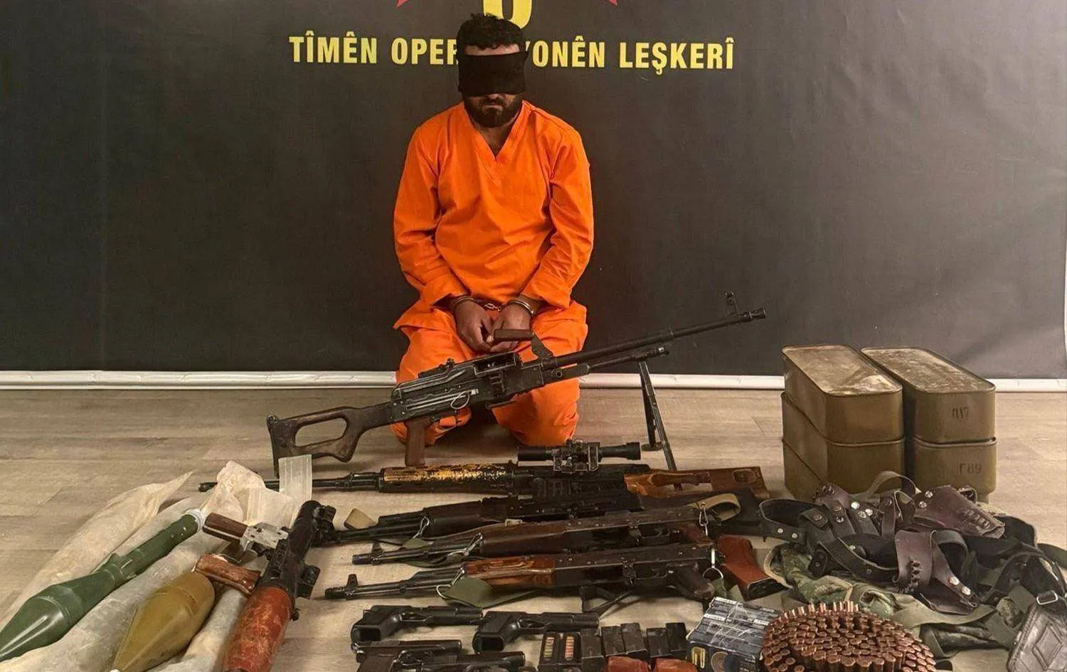 قوات «قسد» وبدعم من التحالف الدولي تُلقي القبض على أمير المتفجرات في تنظيم «داعش» 30 أبريل الماضي بريف دير الزور ويدعى حنان جابر العلي (الشرق الأوسط)