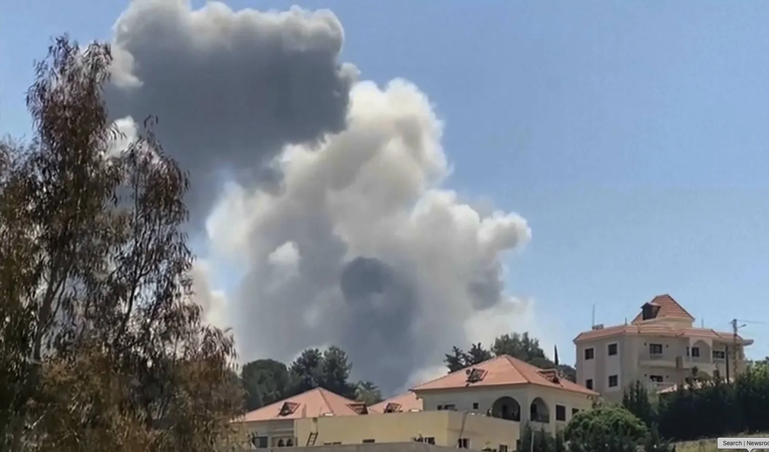 الدخان يتصاعد من محيط مدينة النبطية إثر قصفه بغارات إسرائيلية (أ.ب)