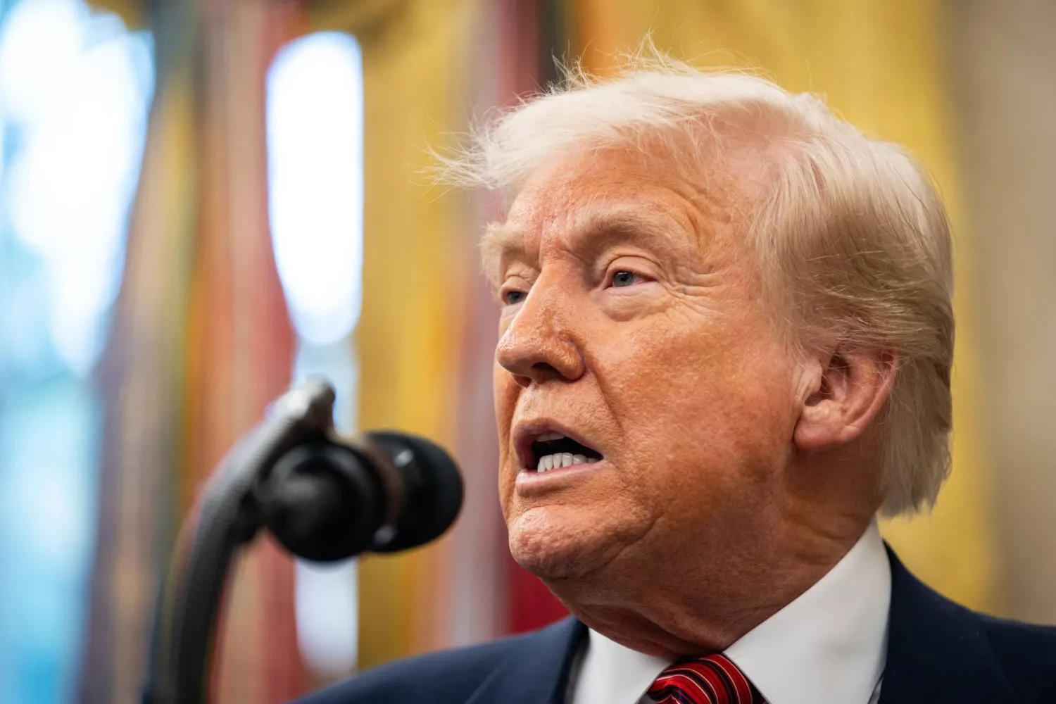 دونالد ترمب يجيب عن أسئلة الصحافيين في المكتب البيضاوي (إ.ب.أ)