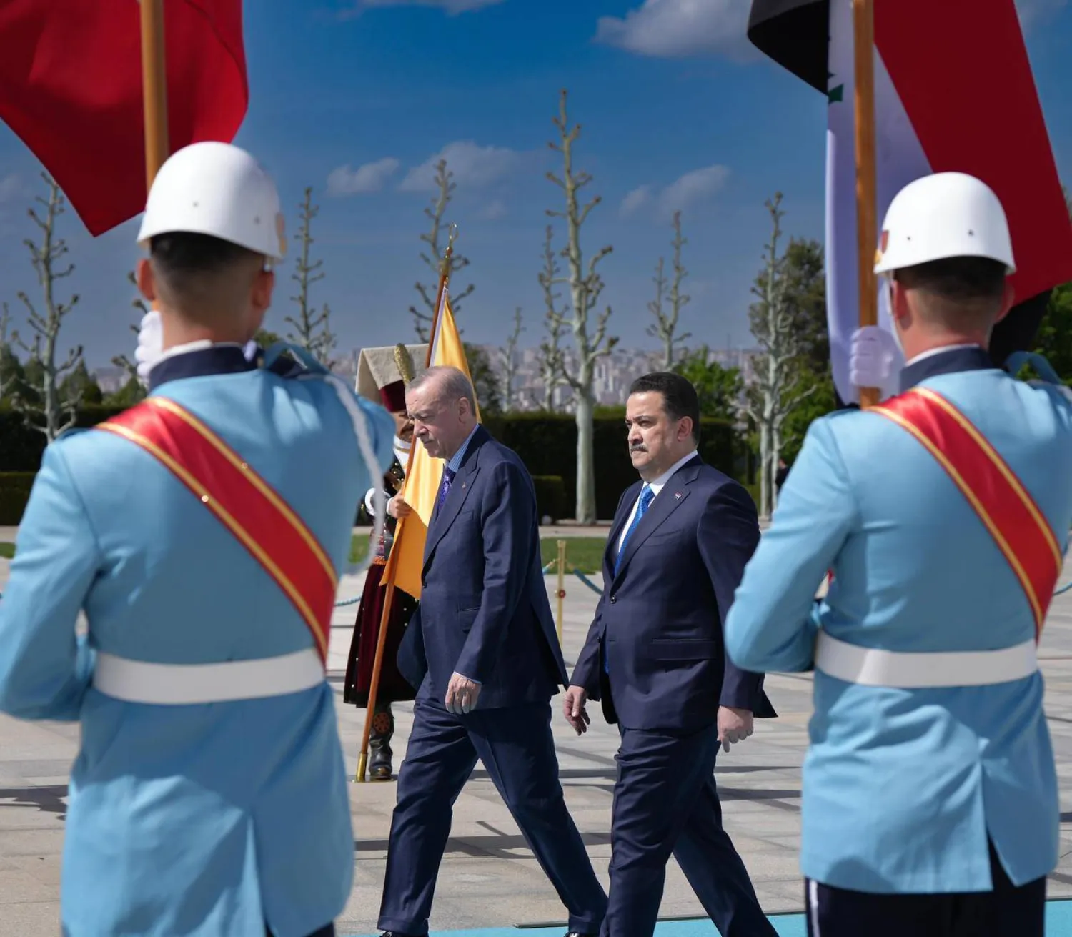 الرئيس التركي رجب طيب إردوغان ورئيس الحكومة العراقية محمد شياع السوداني أمام حرس الشرف في القصر الرئاسي التركي في أنقرة يوم 8 مايو 2025 (إعلام حكومي)