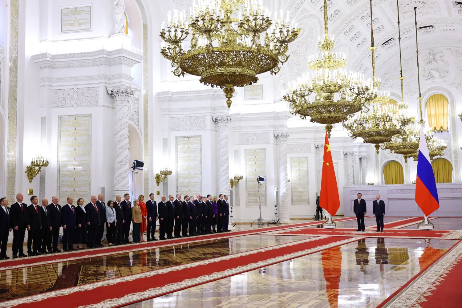 أعضاء من الوفدين الصيني والروسي يحضرون حفل الترحيب قبل محادثات الرئيس فلاديمير بوتين وشي جينبينغ في الكرملين (رويترز)