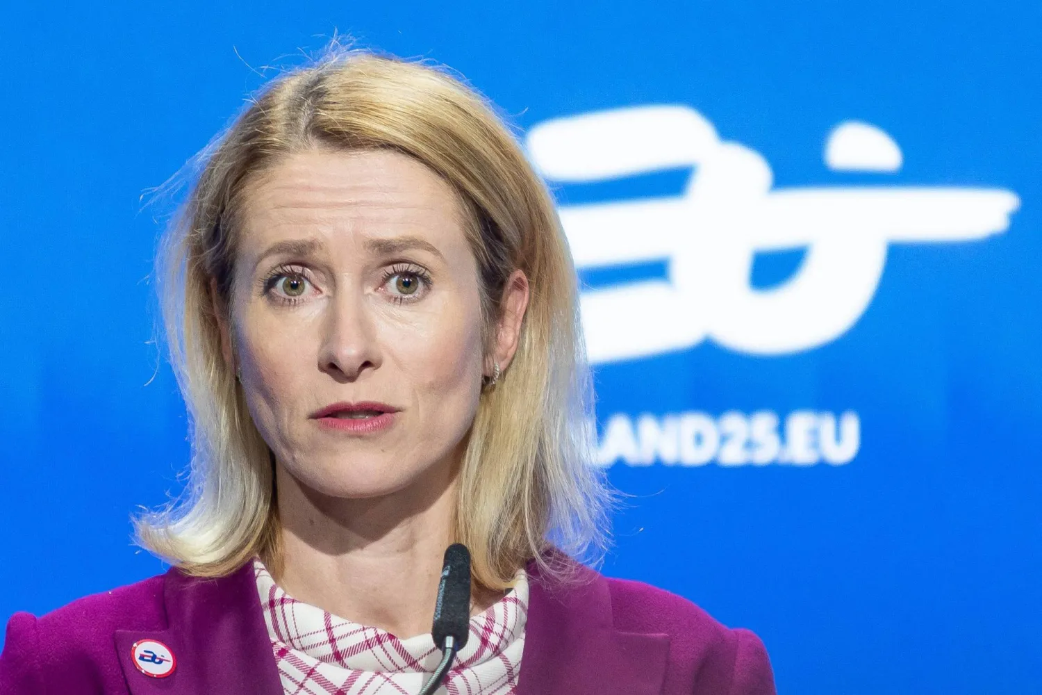 مسؤولة السياسة الخارجية بالاتحاد الأوروبي كايا كالاس خلال مؤتمر صحافي في وارسو (أ.ف.ب)