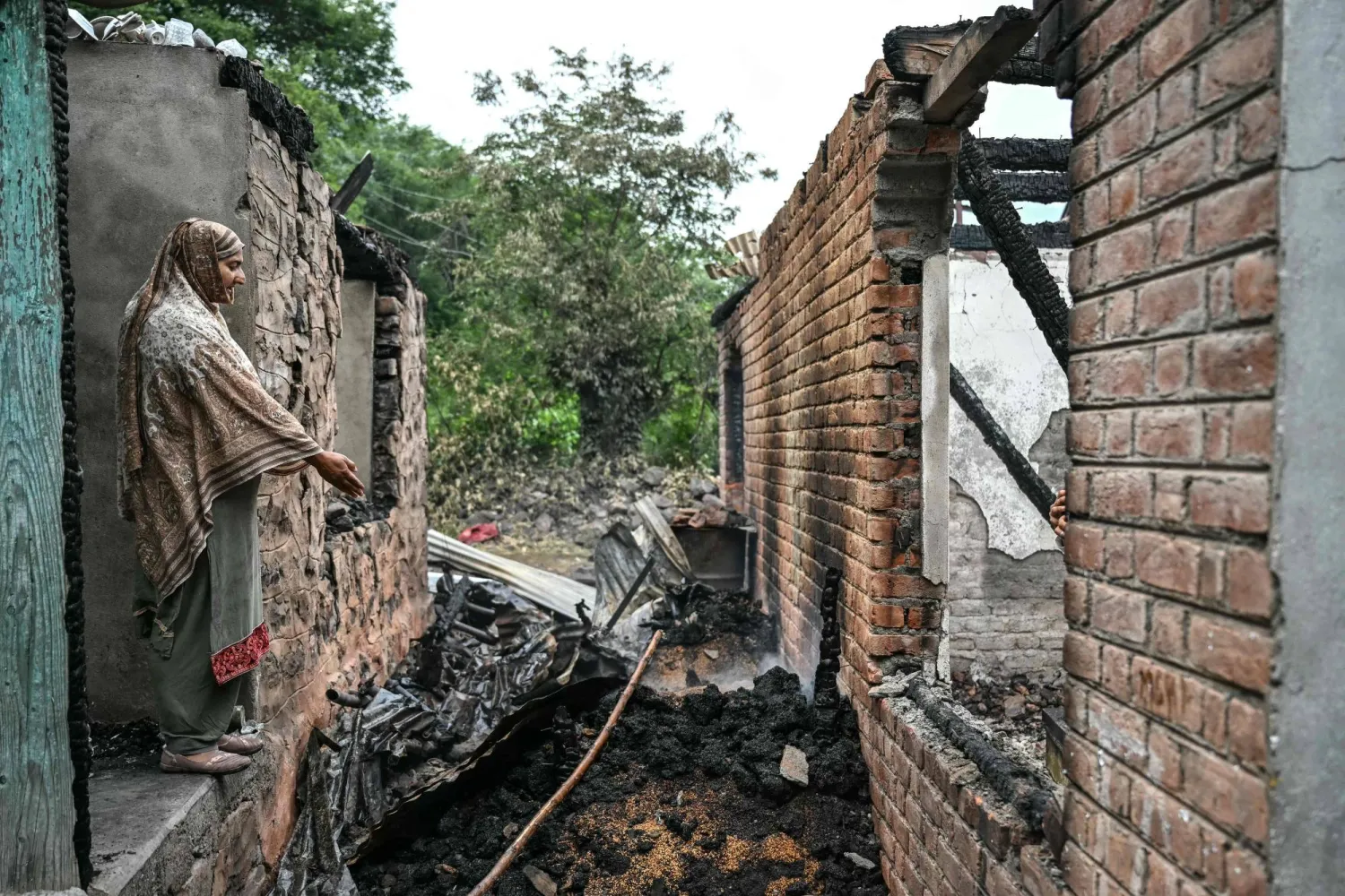 جانب من الدمار الذي خلّفه الهجوم الهندي على موقع في كشمير (أ.ف.ب)