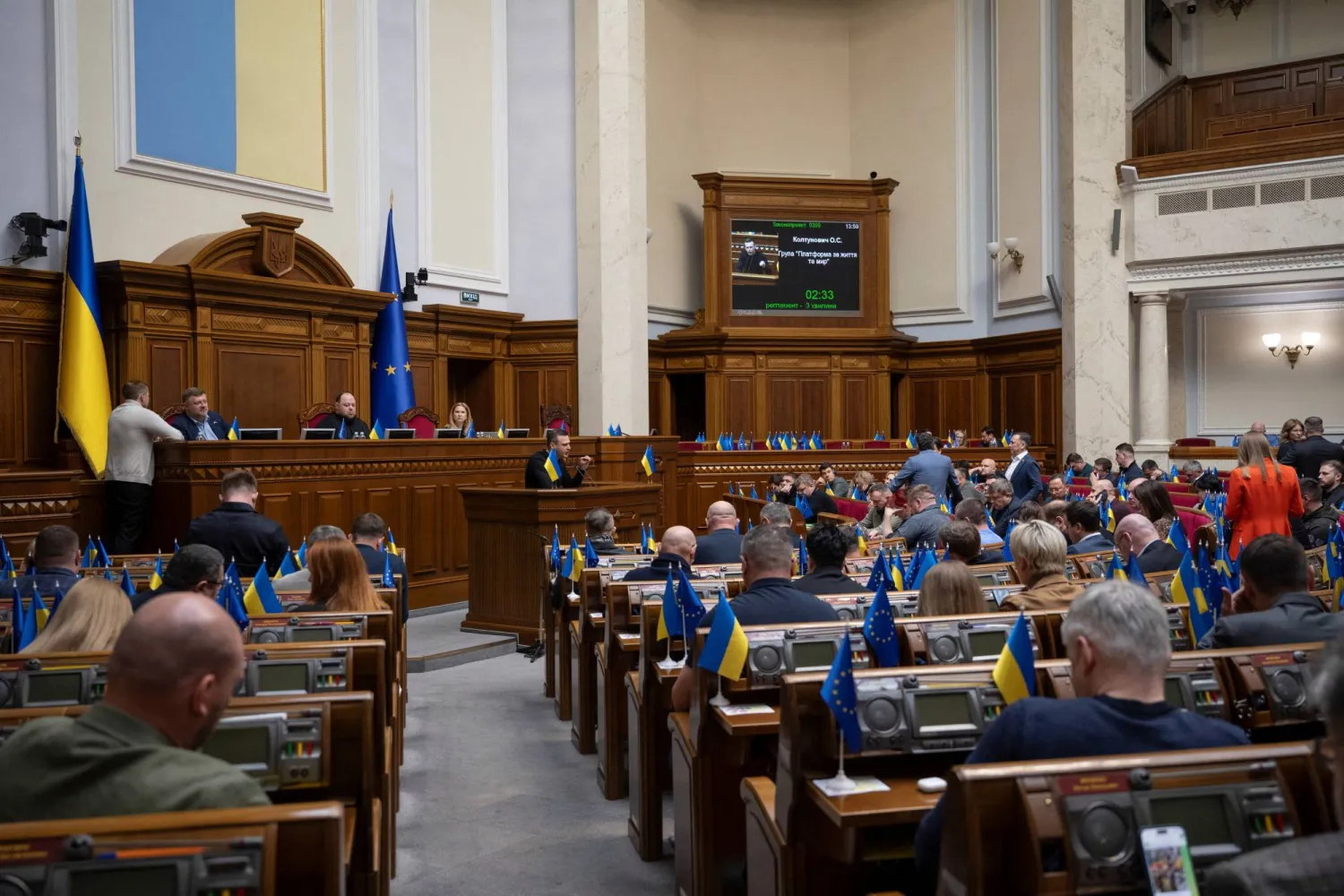 نواب أوكرانيون يناقشون التصديق على الاتفاق مع الولايات المتحدة بشأن الموارد المعدنية خلال جلسة للبرلمان في كييف (رويترز)