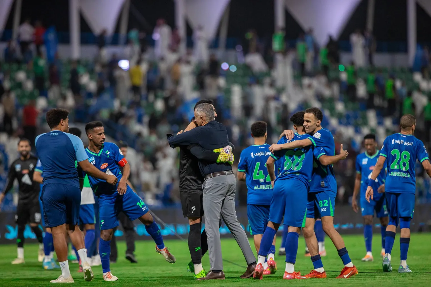 غوميز مع لاعبيه بعد الفوز في إحدى المباريات (تصوير: عيسى الدبيسي)