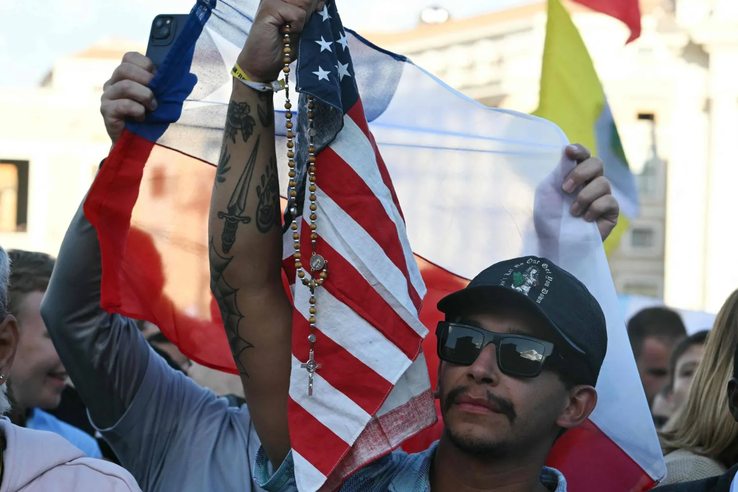 أشخاص يحتفلون بانتخاب البابا في ساحة القديس بطرس في الفاتيكان (أ.ف.ب)