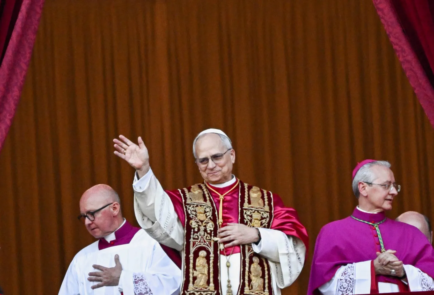 البابا الجديد يظهر على شُرفة كاتدرائية القديس بطرس في الفاتيكان (رويترز)