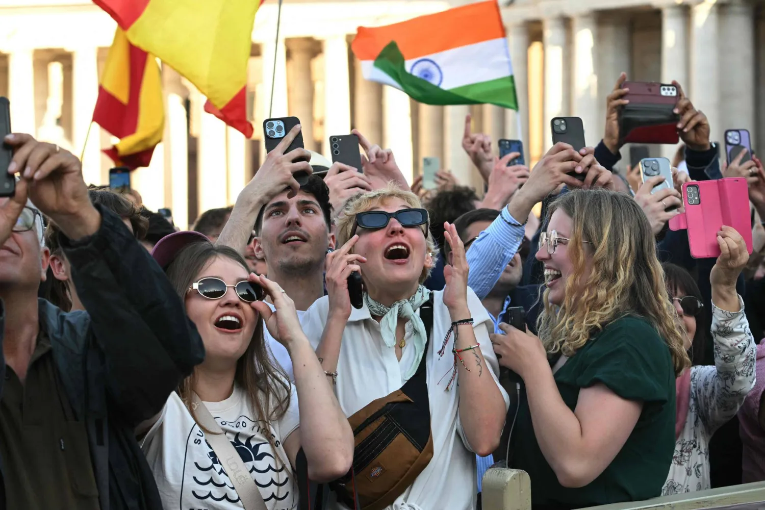 أشخاص يحتفلون بانتخاب البابا في ساحة القديس بطرس في الفاتيكان (أ.ف.ب)