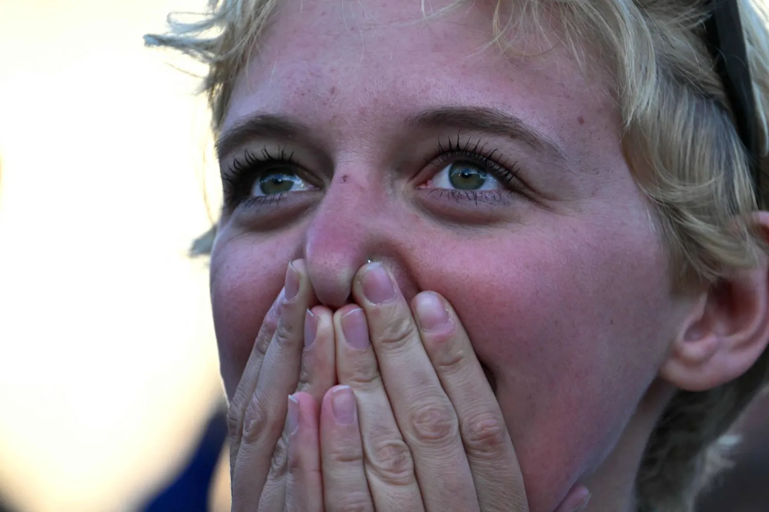 امرأة تتفاعل بعد تصاعد الدخان الأبيض في إشارة إلى انتخاب الكرادلة البابا الجديد خلال اجتماعهم السري في الفاتيكان (أ.ف.ب)