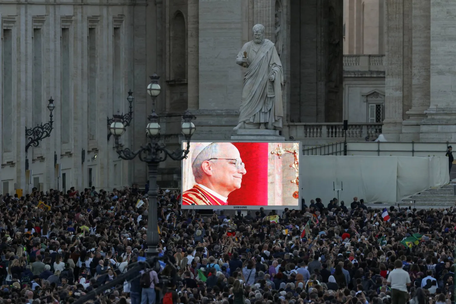 البابا الجديد يظهر على الشاشة وهو على شُرفة كاتدرائية القديس بطرس (رويترز)