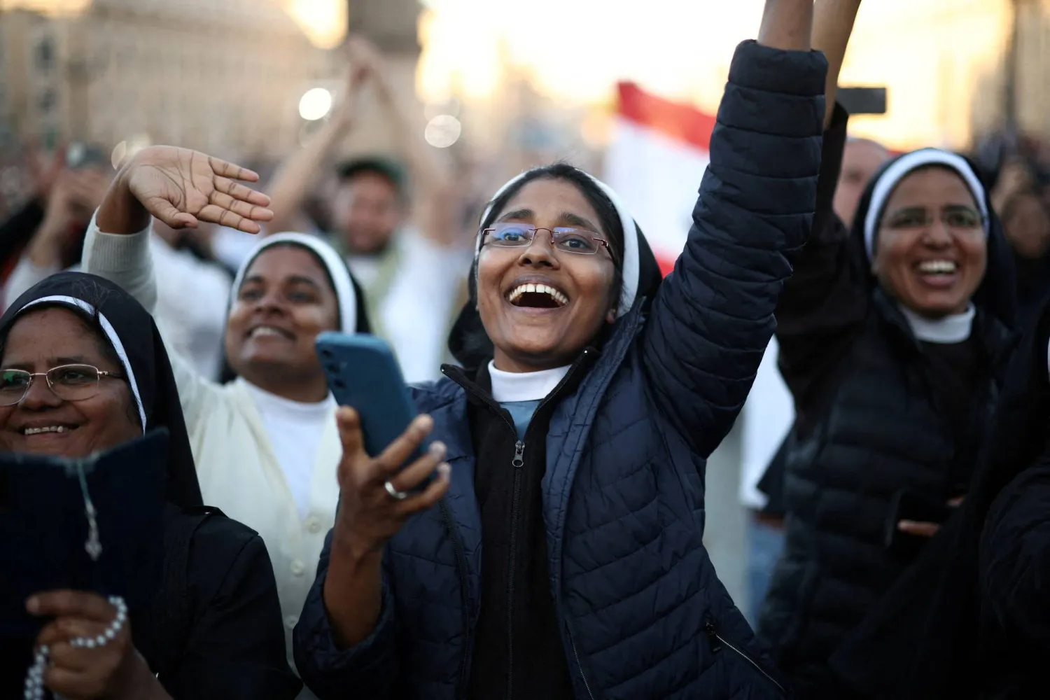 راهبات يتفاعلن مع الإعلان عن انتخاب الكاردينال الأميركي روبرت بريفوست (رويترز)