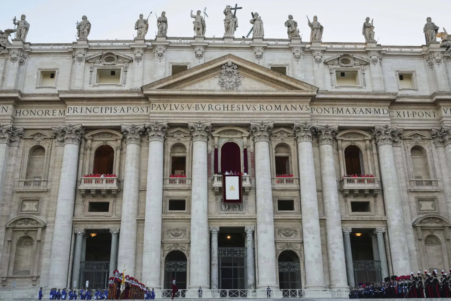 البابا الجديد على شرفة كاتدرائية القديس بطرس في الفاتيكان (أ.ب)