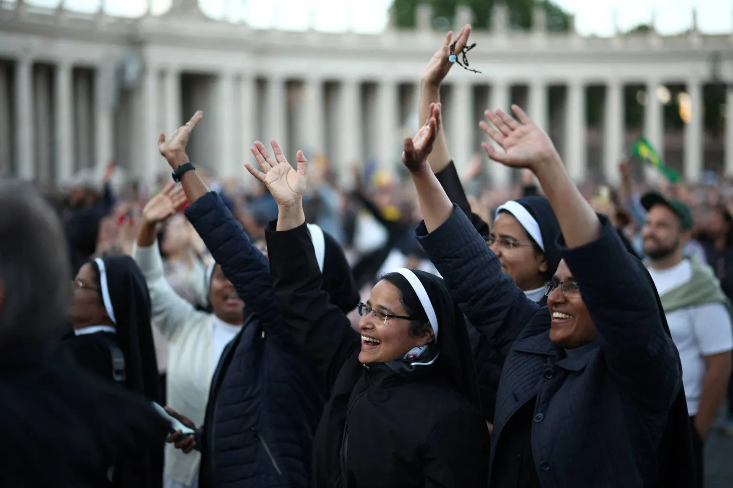 راهبات يتفاعلن مع الإعلان عن انتخاب الكاردينال الأميركي روبرت بريفوست (رويترز)