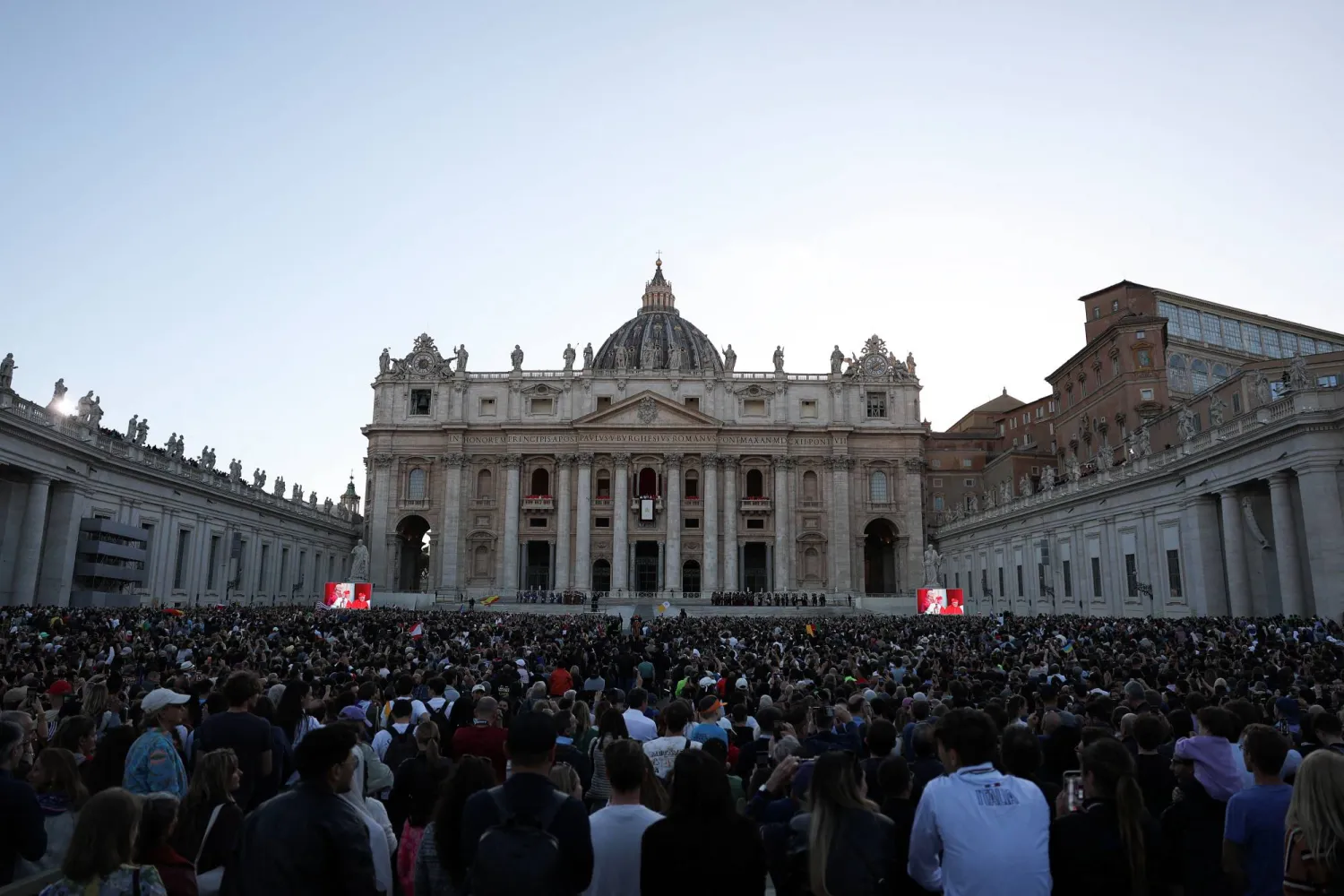 أشخاص يشاهدون البابا الجديد وهو بشرفة كاتدرائية القديس بطرس في الفاتيكان (رويترز)