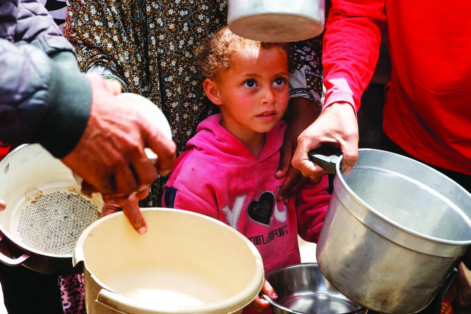 طفل فلسطيني ينتظر الحصول على مساعدات غذائية في خان يونس جنوب غزة (رويترز)