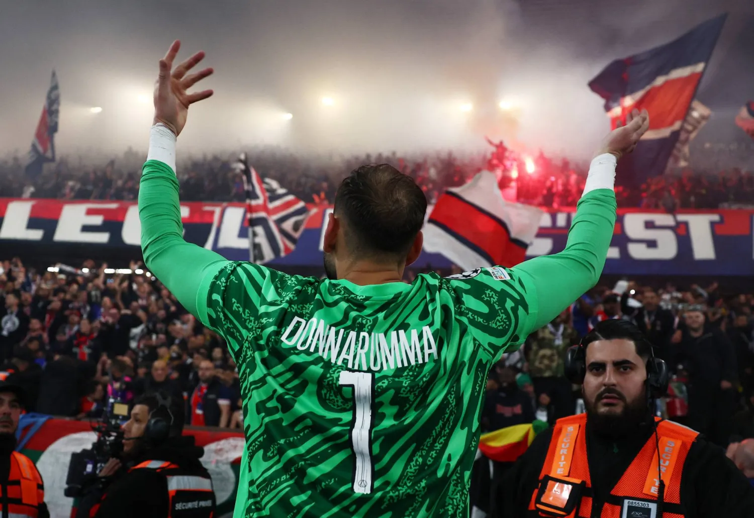 دوناروما محتفلاً مع جماهير ناديه بعد الإطاحة بآرسنال (رويترز)