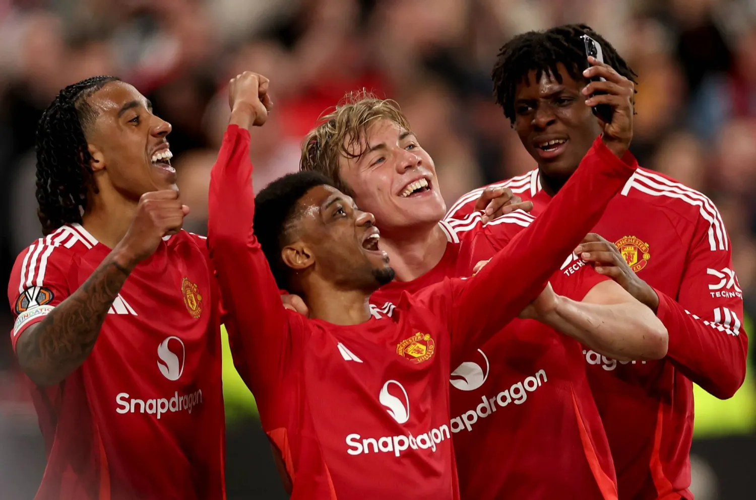 لاعبو يونايتد يحتفلون على طريقتهم الخاصة (إ.ب.أ)