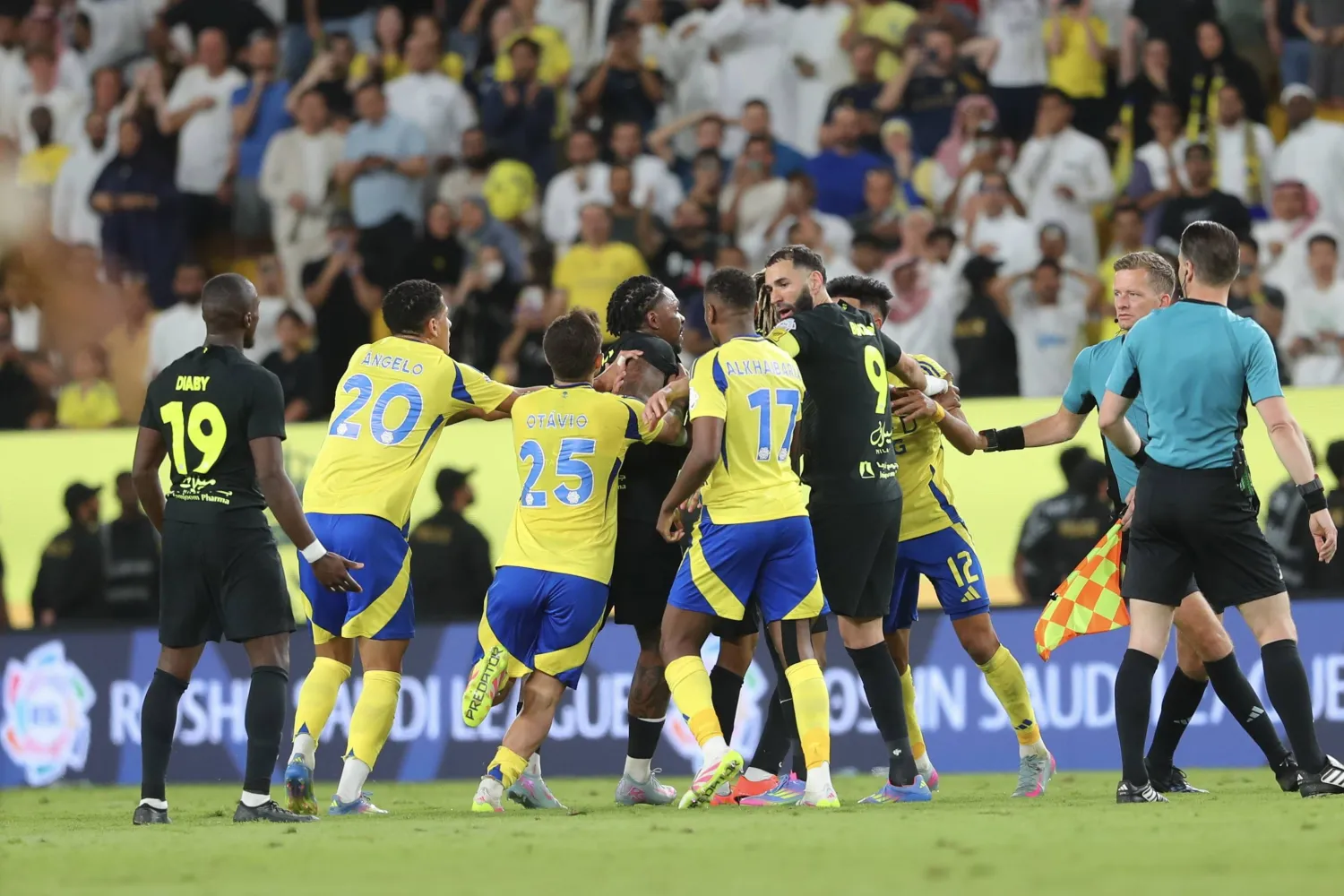 القائد البرتغالي أحجم عن تهدئه زملاءه خلال الأحداث التي شهدتها مباراة الكلاسيكو ما أثار غضب النصراويين (تصوير: عبدالعزيز النومان)