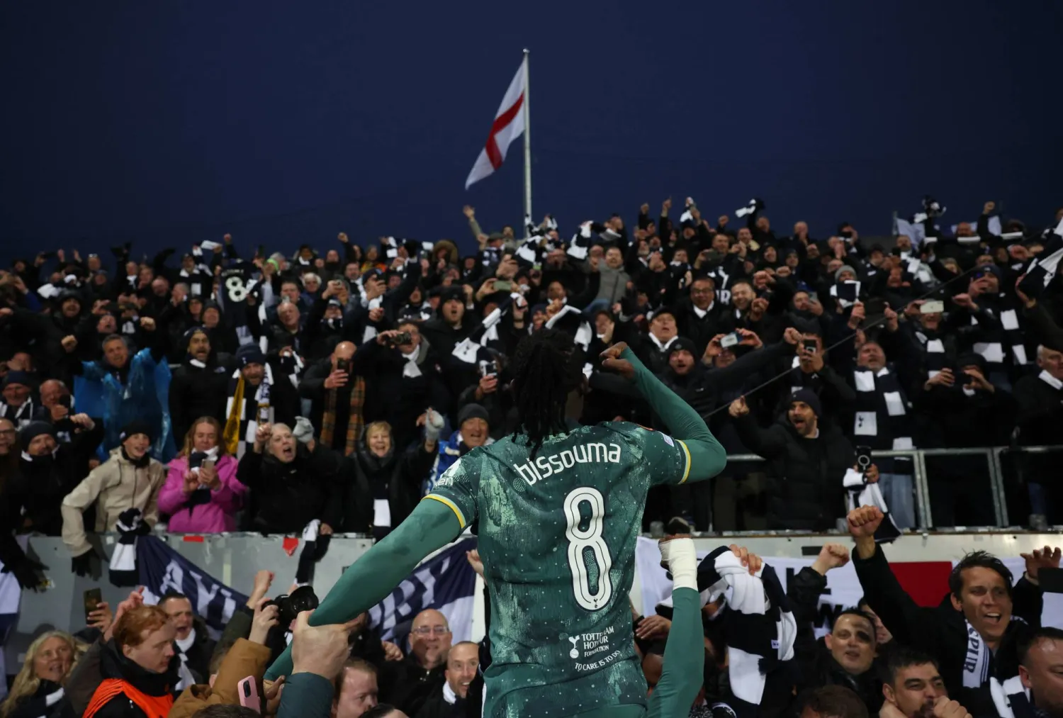 يدين النادي اللندني بفوزه إلى دومينيك سولانكي والإسباني بيدرو بورو (رويترز)