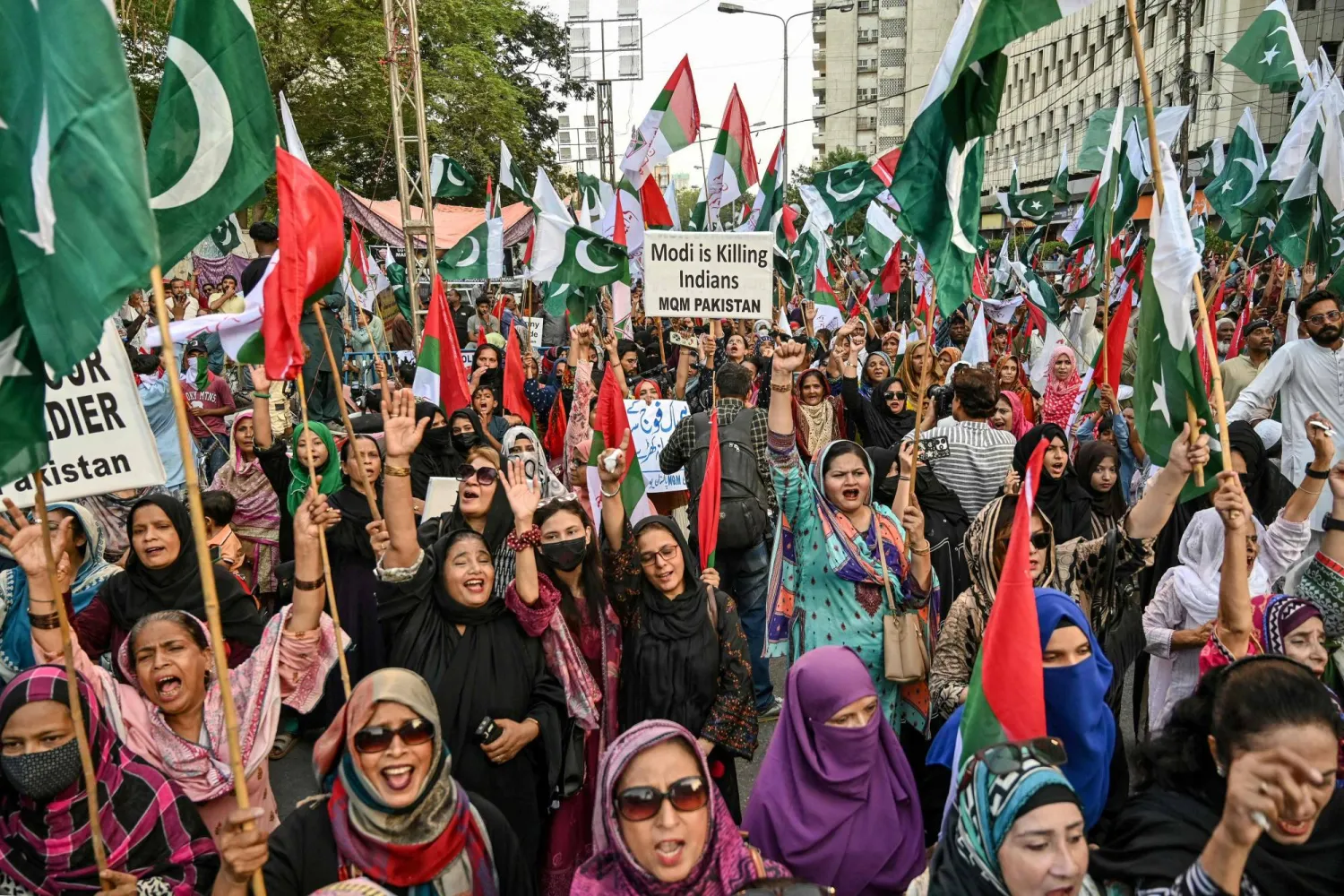 جانب من مظاهرة باكستانية تندّد بالهجمات الهندية، في كراتشي يوم 8 مايو (أ.ف.ب)