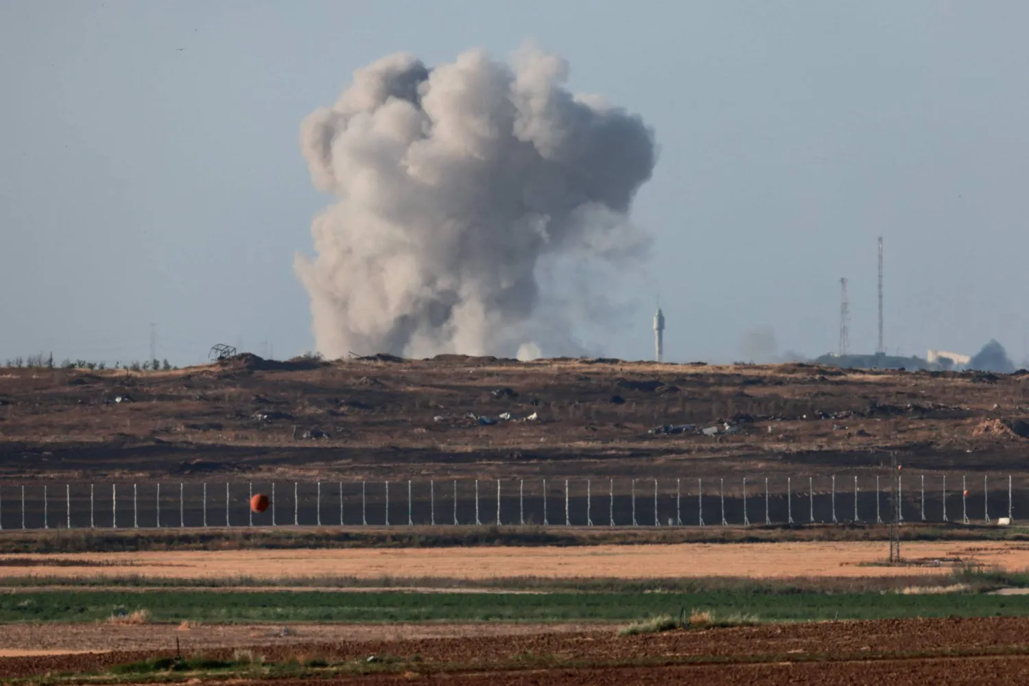 صورة التُقطت بالقرب من الحدود الإسرائيلية مع غزة تُظهر تصاعد الدخان في القطاع الفلسطيني (أ.ف.ب)