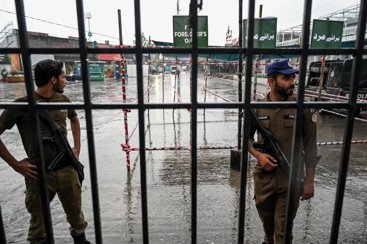 عناصر من قوات الأمن تقف قرب ملعب كركيت في روالبندي بعد إعلان باكستان إسقاط طائرات مسيَّرة أطلقتها الهند على المدينة (أ.ف.ب)