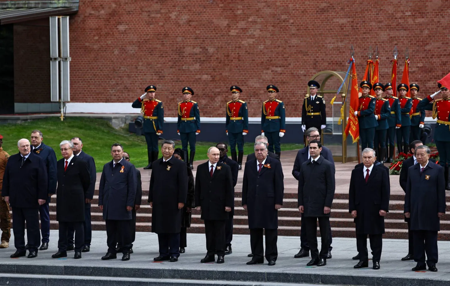 رؤساء الوفود الأجنبية بينهم الرئيس الروسي فلاديمير بوتين يشاركون في مراسم وضع الزهور على قبر الجندي المجهول في يوم النصر (رويترز)