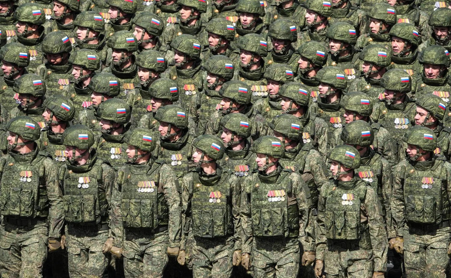 جنود روس يسيرون في الساحة الحمراء خلال العرض العسكري بمناسبة يوم النصر في موسكو (د.ب.أ)