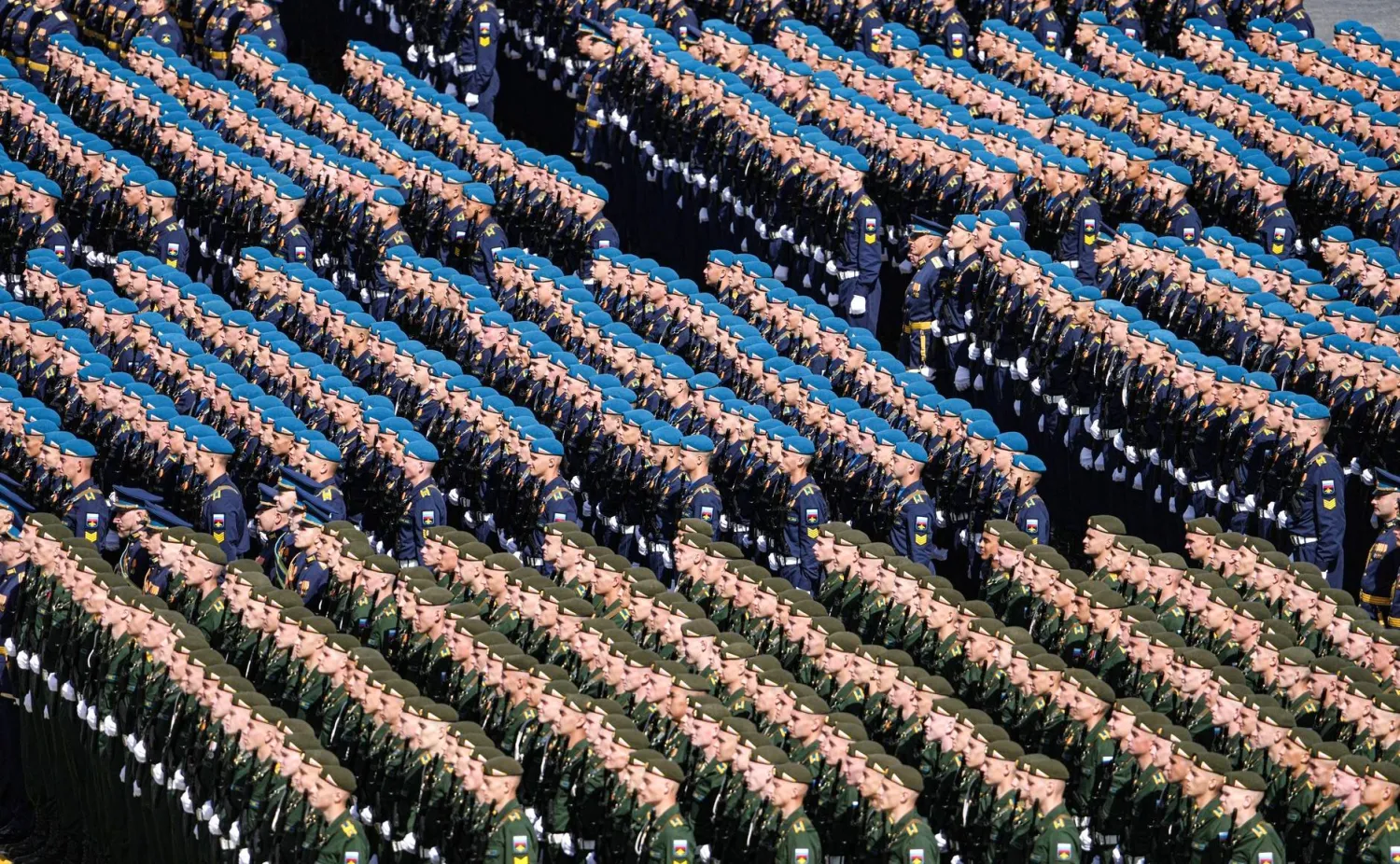 جنود روس يشاركون بعرض عسكري في الساحة الحمراء احتفالاً بالذكرى الثمانين لهزيمة ألمانيا النازية (د.ب.أ)