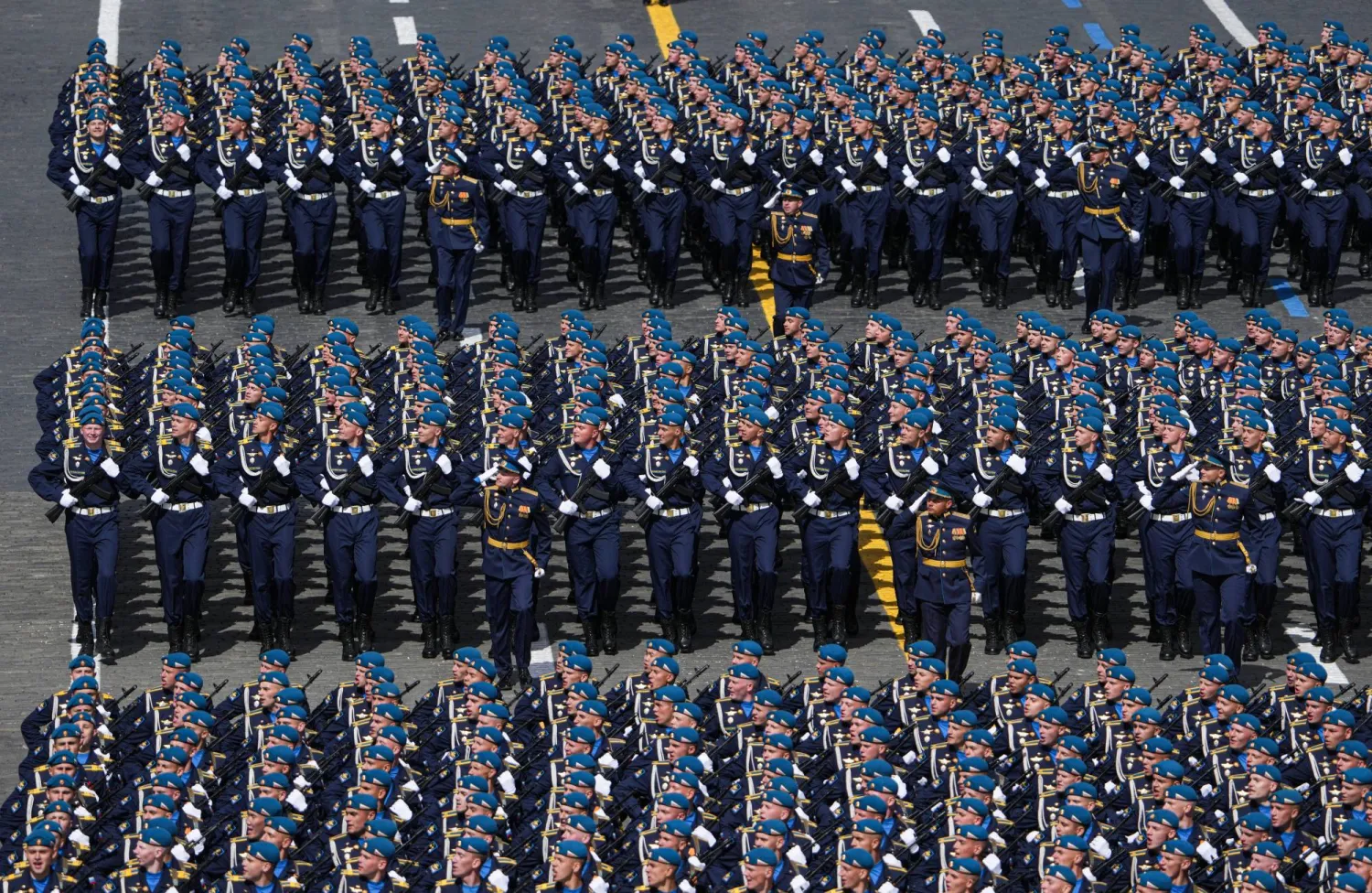 قوات روسية تشارك في العرض العسكري بمناسبة الذكرى الثمانين لانتصار الاتحاد السوفياتي على ألمانيا النازية في الساحة الحمراء (إ.ب.أ)