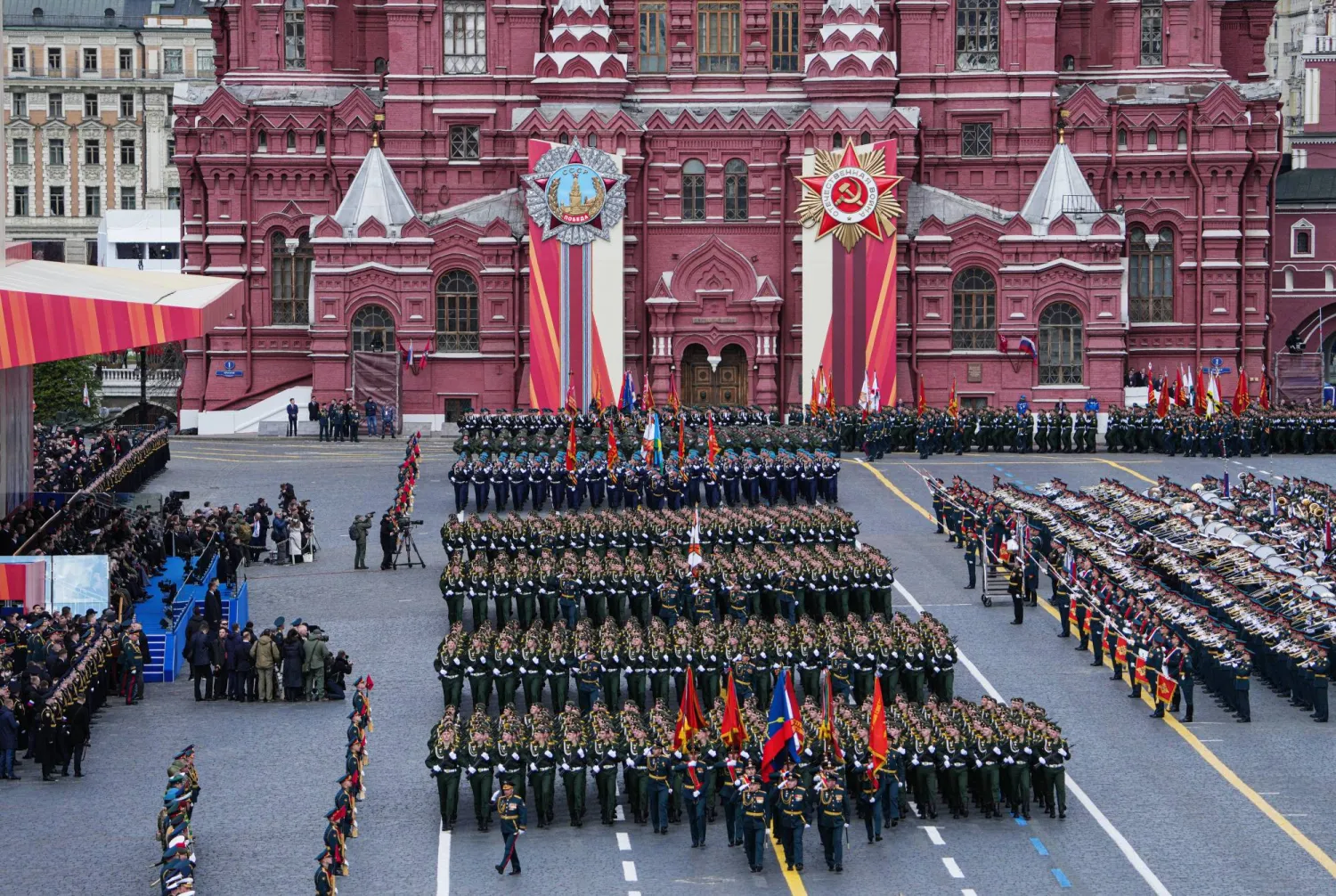 الساحة الحمراء في موسكو تشهد عرضاً عسكرياً بمناسبة يوم النصر (إ.ب.أ)