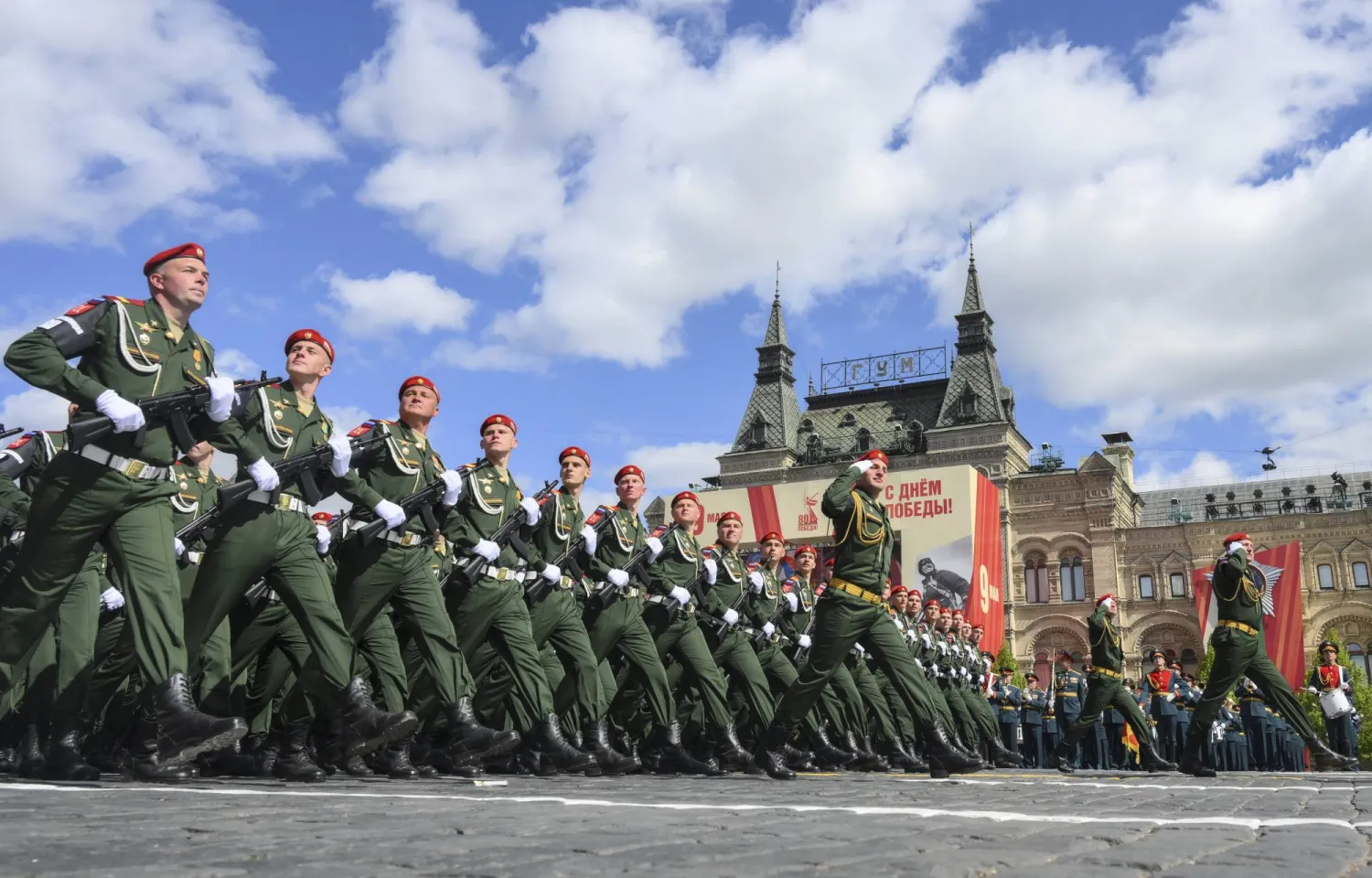 جنود يسيرون خلال العرض العسكري بمناسبة يوم النصر في موسكو (أ.ب)