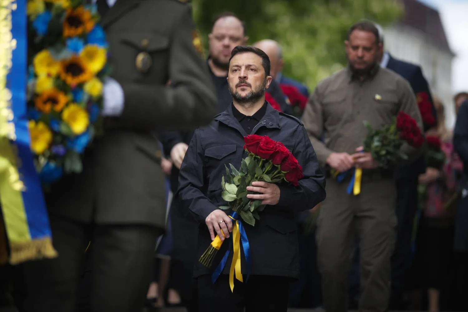 الرئيس الأوكراني فولوديمير زيلينسكي يحمل أكاليل الزهور إلى قبر الجندي المجهول خلال احتفالية إحياءً للذكرى الثمانين لنهاية الحرب العالمية الثانية (د.ب.أ)