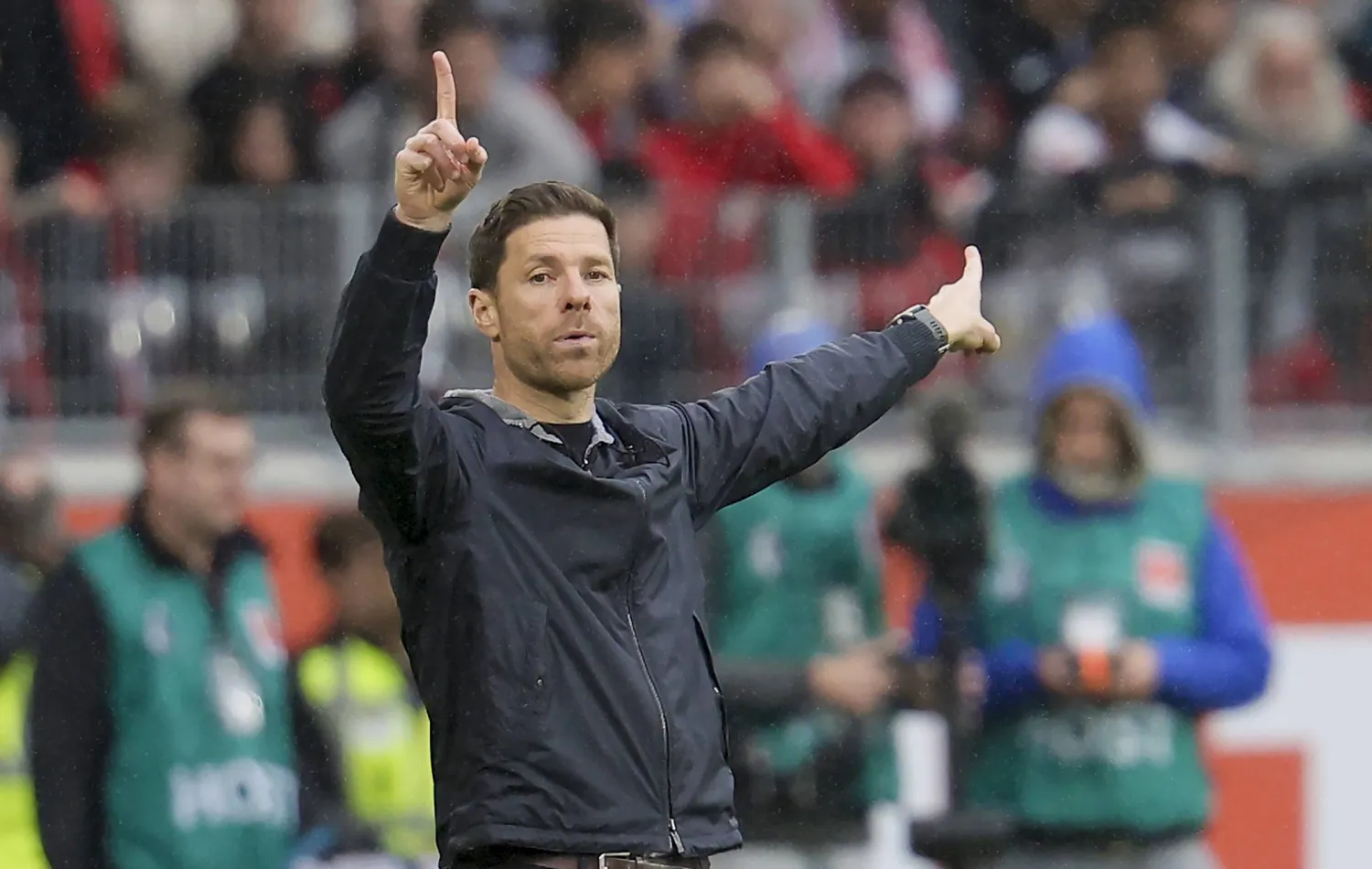 الإسباني شابي ألونسو مدرب باير ليفركوزن (إ.ب.أ)