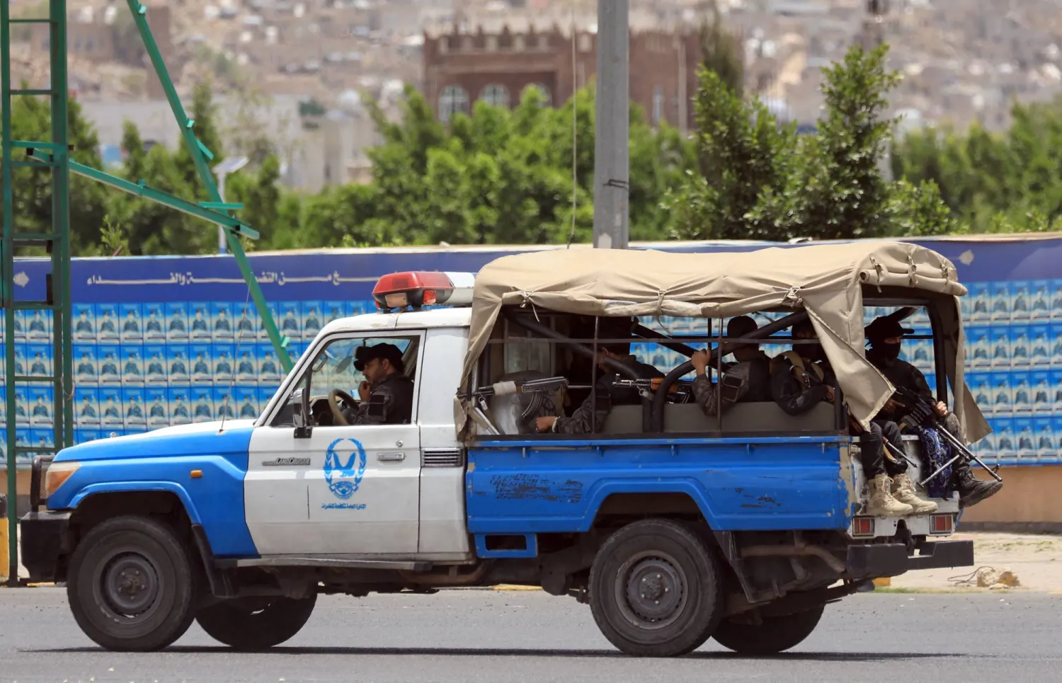 الحوثيون فرضوا قبضة مشددة على السكان في مناطق سيطرتهم واعتقلوا المئات بذريعة التخابر مع واشنطن (إ.ب.أ)